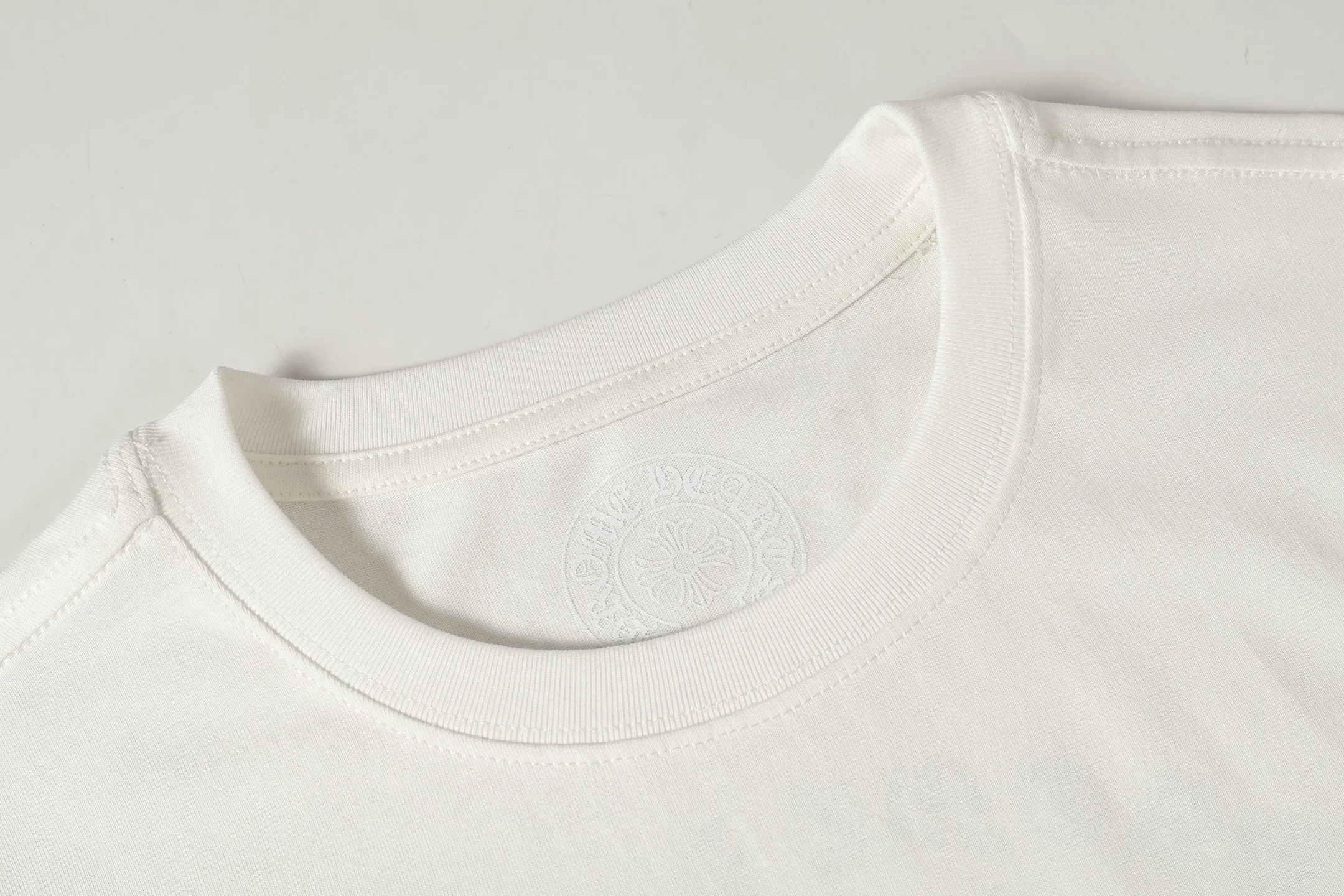 P150 Cross-border running quantity model, please do not place an order if you are pursuing quality - Chrome Hearts/Chrome Heart Cross Sanskrit short-sleeved T-shirt - High weight, high density and high quality. The wool is soft, delicate and skin-friendly. It feels soft and silky. It has excellent warmth and skin-friendly properties. - Customized weaving and dyeing, no color difference. No matter the fabric or workmanship details, it is better than the ordinary version on the market. -Colour: black white -Size: S M L XL